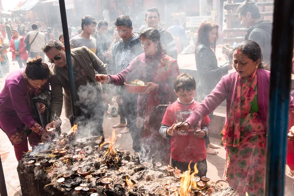 Hinduiska tillbedjare offrar till gudarna — Stockfoto