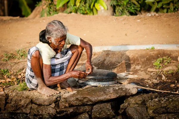 Пожилая женщина рыбачит — стоковое фото