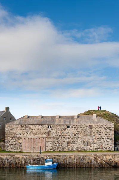 Portsoy přístav s malou modrou lodí — Stock fotografie