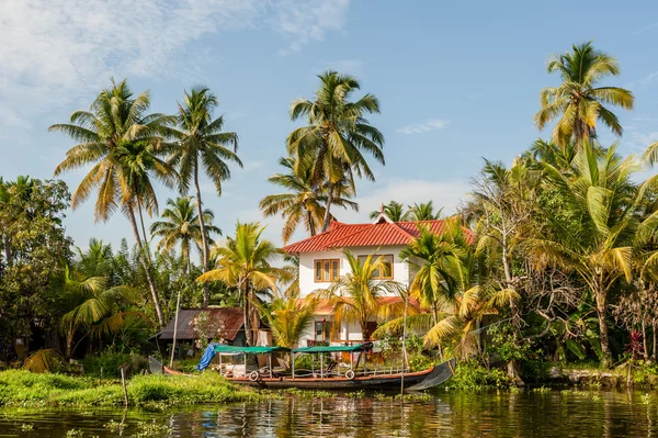 Modernt hus i Kerala backwaters — Stockfoto