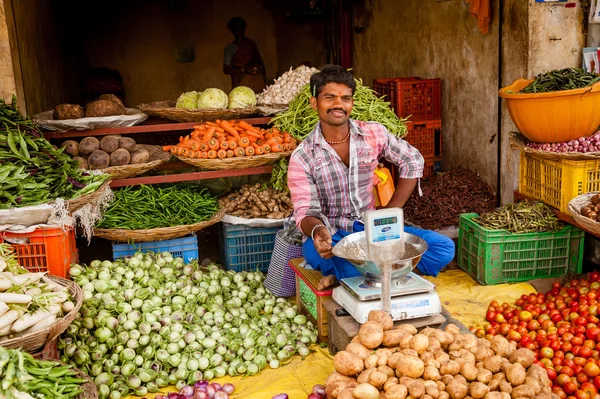 年轻的印度裔男子，在他的蔬菜店 — 图库照片