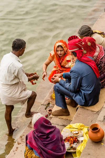 En hinduisk bruden och brudgummen — Stockfoto