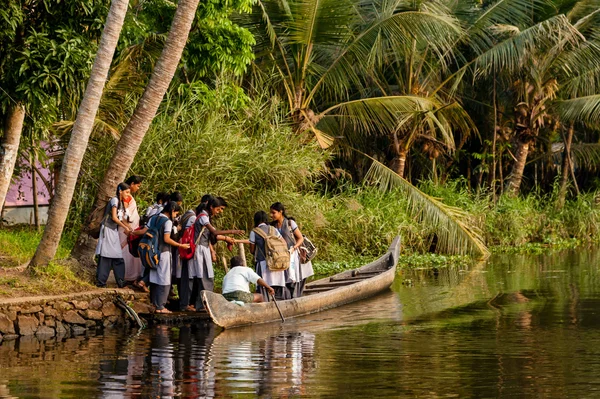 Des écoliers embarquent sur un bateau — Photo