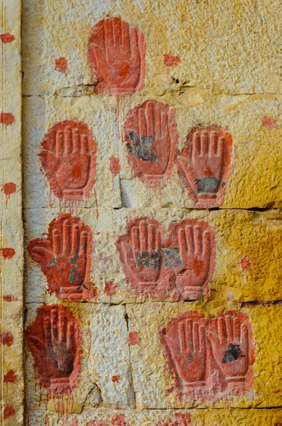 Röda händer av kvinnorna som begick Sati — Stockfoto