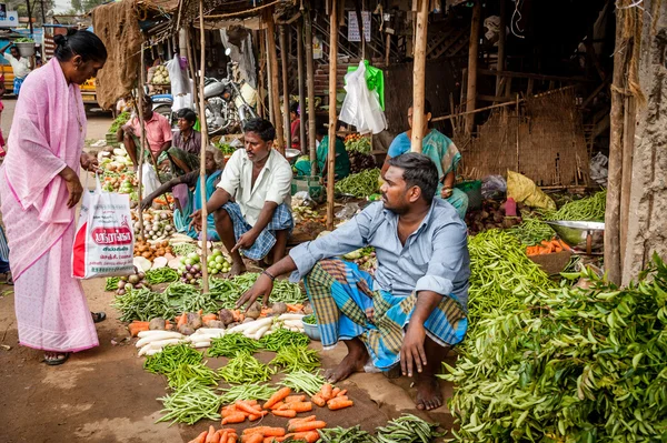Junge indische Männer in ihrem Gemüseladen — Stockfoto