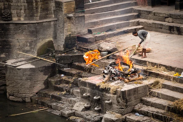 Cerimônia de cremação no complexo do Templo Pashupatinath — Fotografia de Stock