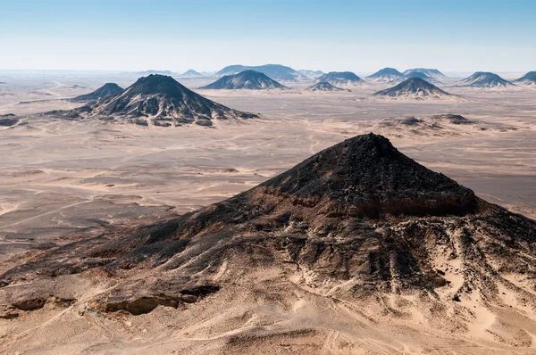 Vulkanische Berge in schwarzer Wüste — Stockfoto