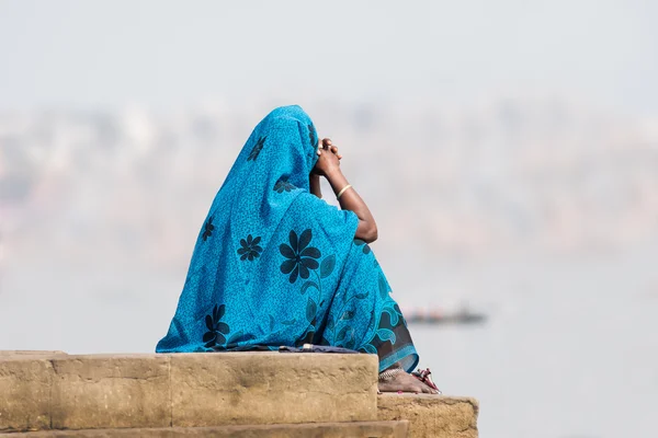 Mujer en sari azul en varanasi — Foto de Stock