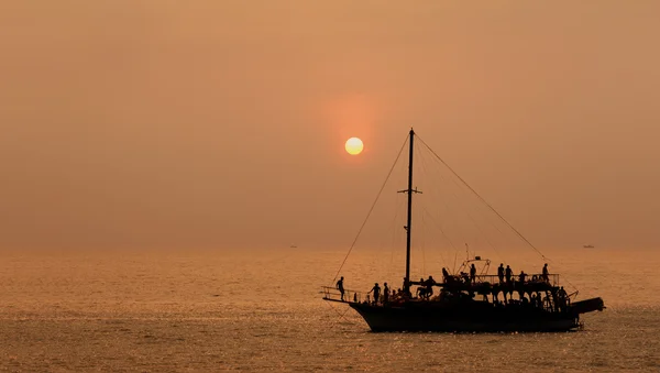 Silhueta de um barco turístico — Fotografia de Stock