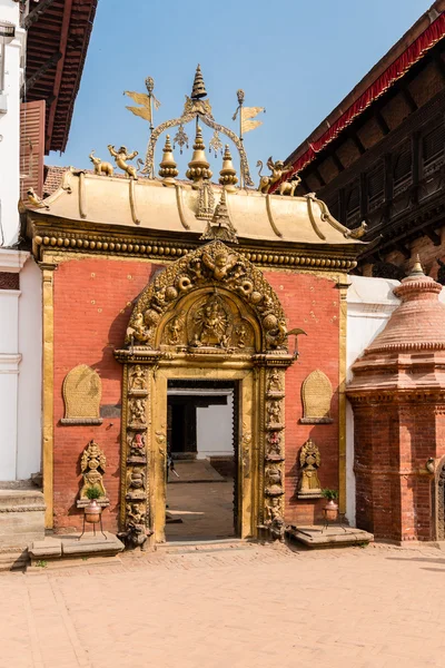 Portão dourado para o palácio real Bhaktpur — Fotografia de Stock