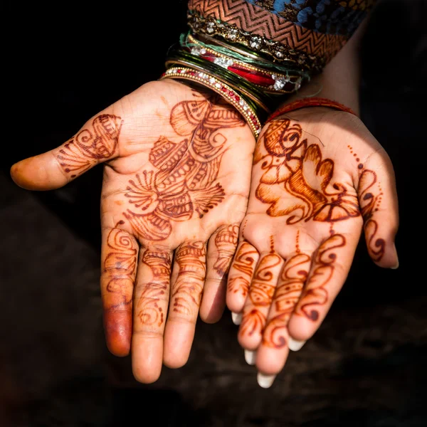 Henna bruiloft handen — Stockfoto