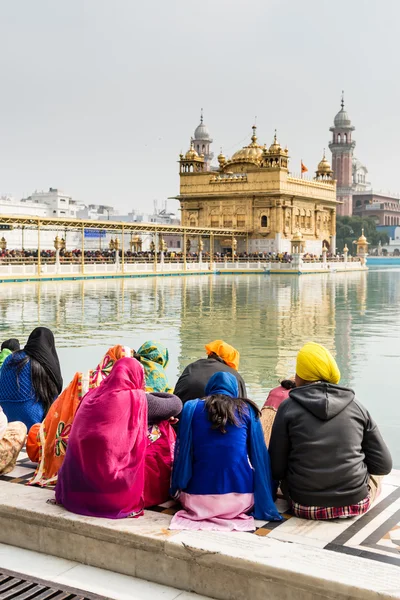 Pèlerins sikhs au Temple d'Or — Photo