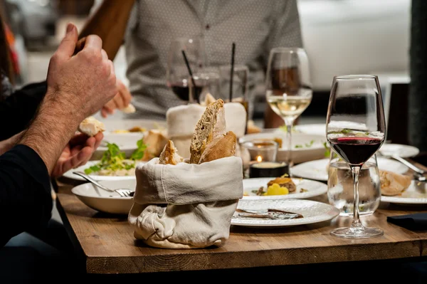 Vista ravvicinata di un tavolo da ristorante — Foto Stock