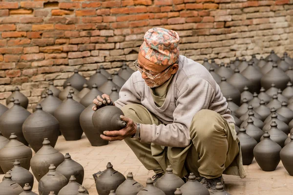 Old man with pots Bhaktapur — Φωτογραφία Αρχείου