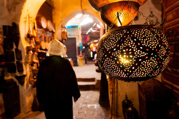 Vrouw wandelingen verleden een lantaarn winkel — Stockfoto