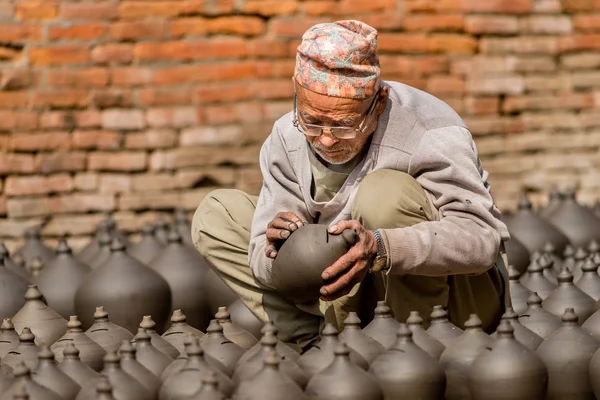 Old man with pots Bhaktapur — Stockfoto