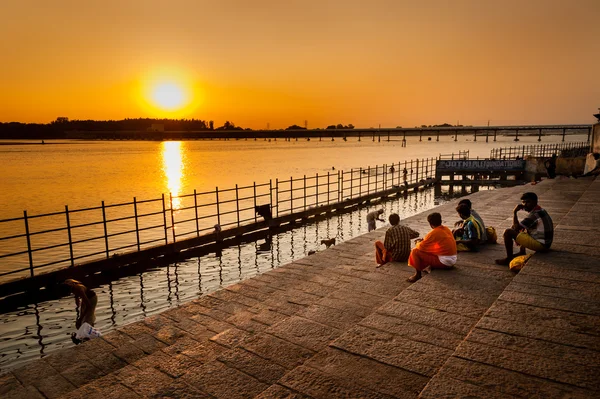 A group of men sit at the ghats — Stock Photo, Image