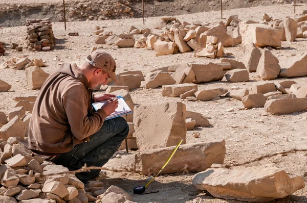 Archaeologists working near the Mortuary Temple — Stock Photo, Image