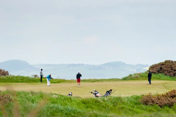 Unidentfied personas jugando al golf — Foto de Stock