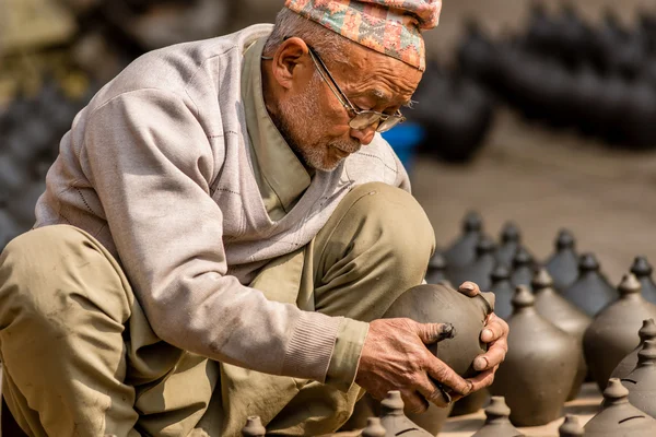 Old man with pots Bhaktapur — Stockfoto