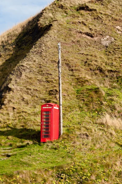 Telephone box in isolated rural location — Stock Photo, Image