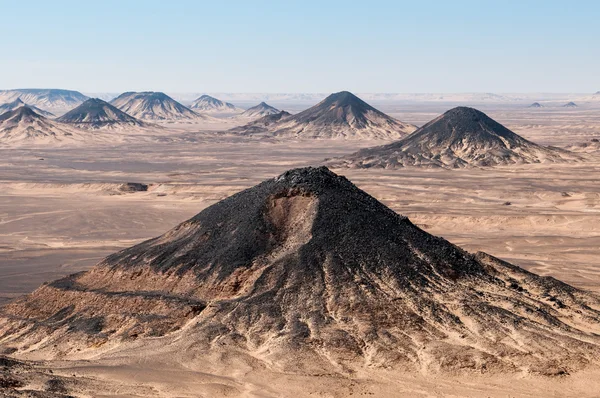 Montanhas vulcânicas no deserto negro — Fotografia de Stock