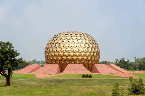 Matrimandir Pondicherry에 오로 빌에서 — 스톡 사진