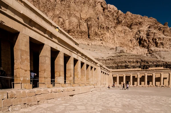 Touristes dans la cour du temple mortuaire — Photo