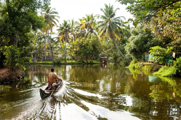 Un homme dans un petit bateau près d'Alppuzha — Photo