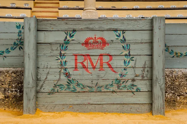 Emblem auf Bord rund um Stierkampfarena gemalt — Stockfoto