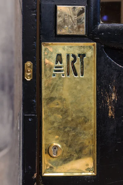 Lempeng Pintu Kuningan Seni — Stok Foto