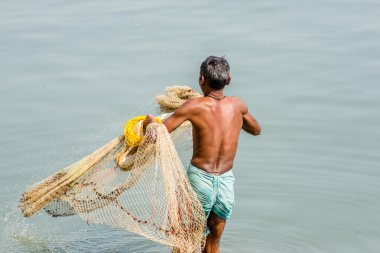 Ganj Nehri'nde net ile balıkçılık dostum