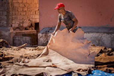 Tabakhane içinde zor çalışma biri