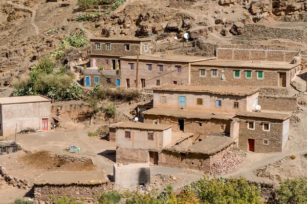 Pequeño pueblo en la montaña del Alto Atlas — Foto de Stock