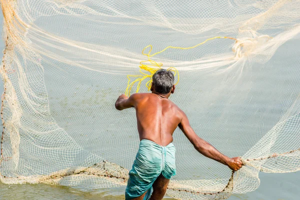 Pêche homme avec filet dans le Gange — Photo