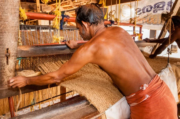 Mann arbeitet mit handbedientem Kokoswebstuhl — Stockfoto