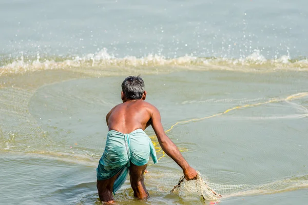 Людина рибалка з мережі в річці Ганг — стокове фото