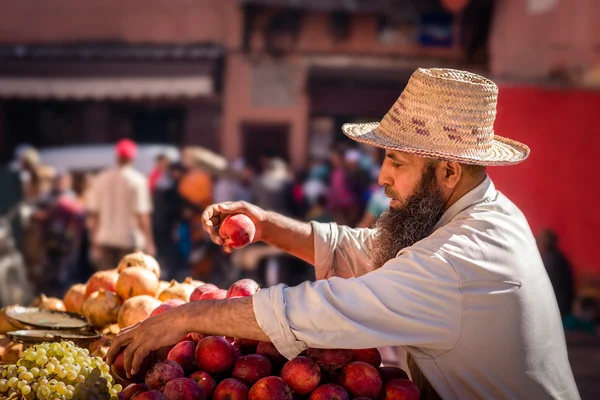 在露天市场卖水果的人 — 图库照片