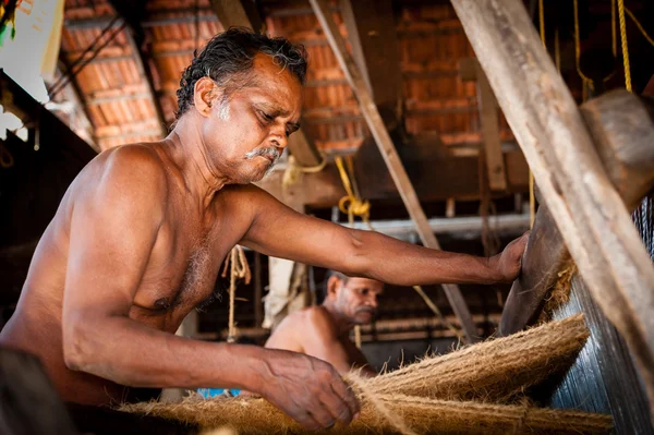 Мужчины, работающие с ткацким станком — стоковое фото
