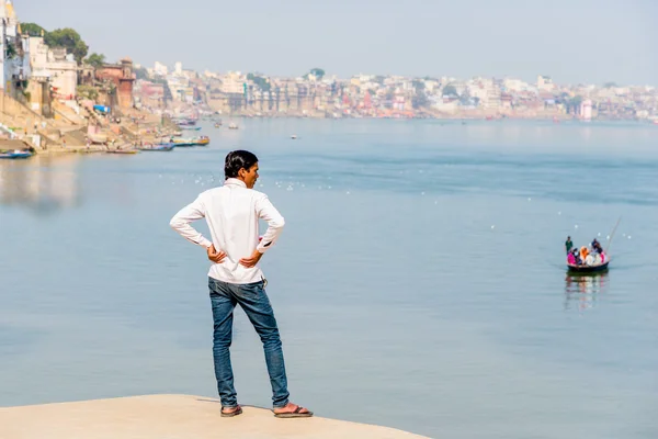 Muž hledá nad řekou Ganga — Stock fotografie