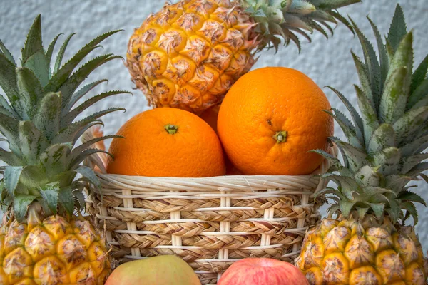 Vers fruit, sinaasappels, appels, ananas. — Stockfoto