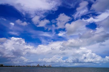 Mavi gökyüzünde ince beyaz rüya gibi bulutlar..  