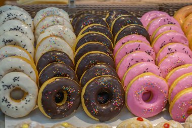 Renkli, lezzetli çöreklerden oluşan bir karışım..