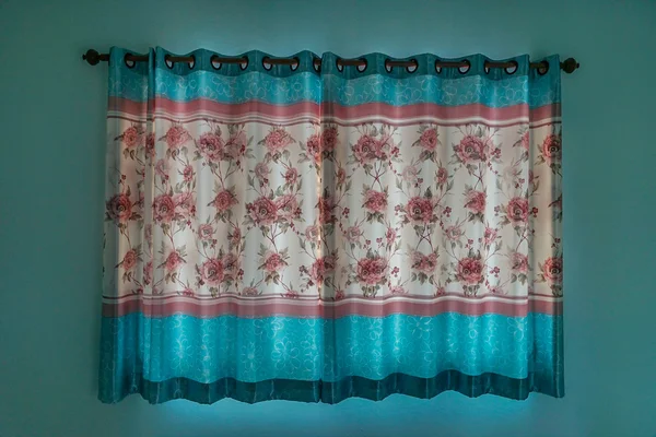 Odadaki güzel perdeler.