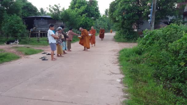 Călugării budiști thailandezi colectează pomană . — Videoclip de stoc