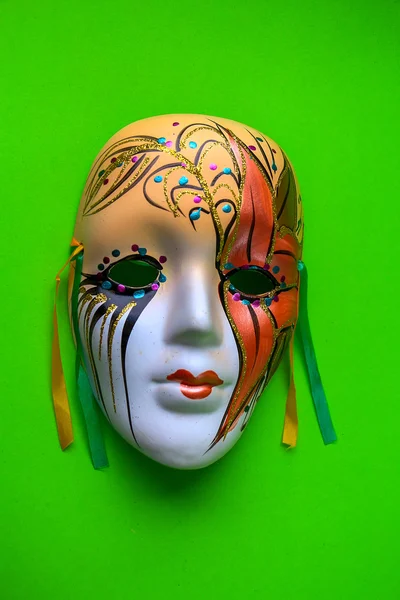 Διακοσμητικά μασκάρεμα μάσκα σε πράσινο φόντο. Φωτογραφία Αρχείου