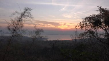 Şafak koro Kanchanaburi Tayland at.