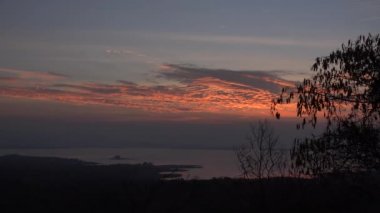 Dawn Chorus, hemen önce Kanchanaburi Tayland güneş doğarken.