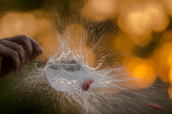 Su balonu patlama günbatımı bir arka plan.