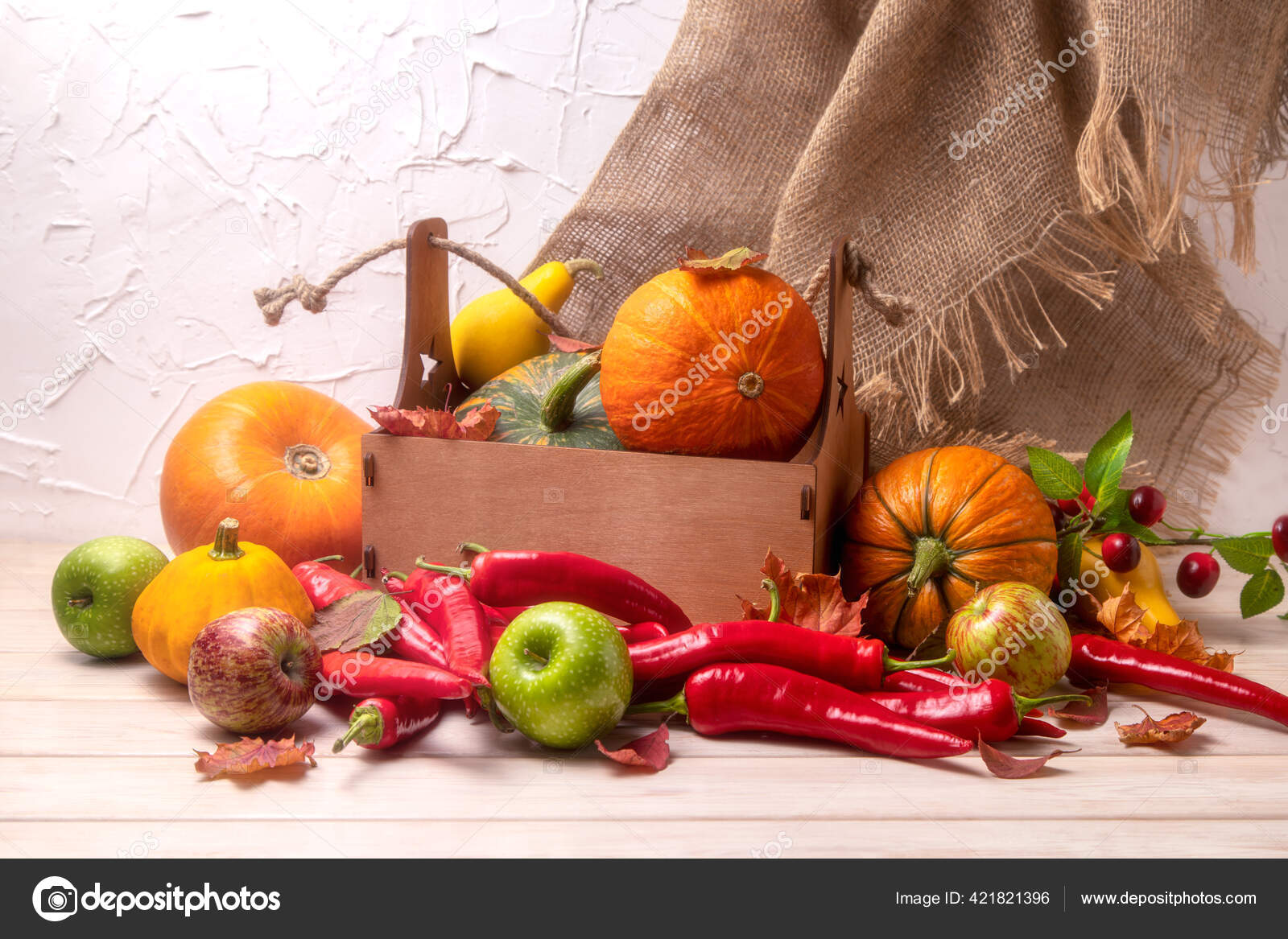 木製の箱のカボチャと素朴な秋のテーブルの中心部 赤唐辛子 緑のリンゴ 秋の葉とバラップ ストック写真 C Tasipas